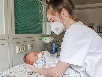 Hebammen-Studentin Sophia Tempel versorgt Baby Rafael Ott. Foto: Christine Fischer