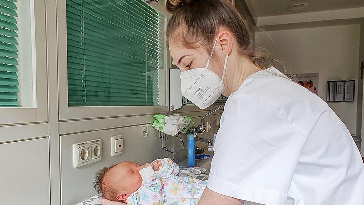 Hebammen-Studentin Sophia Tempel versorgt Baby Rafael Ott. Foto: Christine Fischer