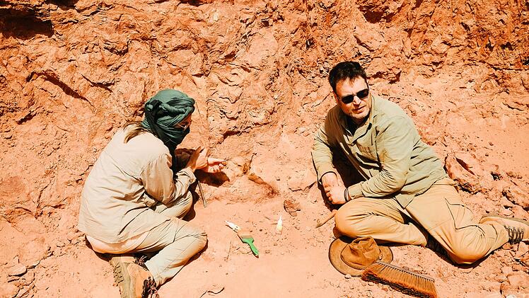 Nizar Ibrahim und Francesca Borchi geben in der sechsteiligen BBC/ZDF-Produktion "Terra X: Unter Dinos - Geheimnisse der Urzeit" (ab Sonntag, 24. August, 19.30 Uhr,  im ZDF) einen Einblick hinter die Kulissen der Arbeit eines Pal&auml;ontologen.