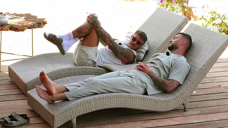 Serkan Yavuz (rechts) bekam eine geheime Botschaft. Er soll "Maulwurf" spielen. Hat er Erfolg, erh&auml;lt er Safety und darf einen Mitspieler aus der Sala kicken.