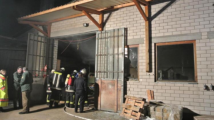 Wachsam kontrollierten die Feuerwehrhelfer angrenzende Fabrikationsgebäude.