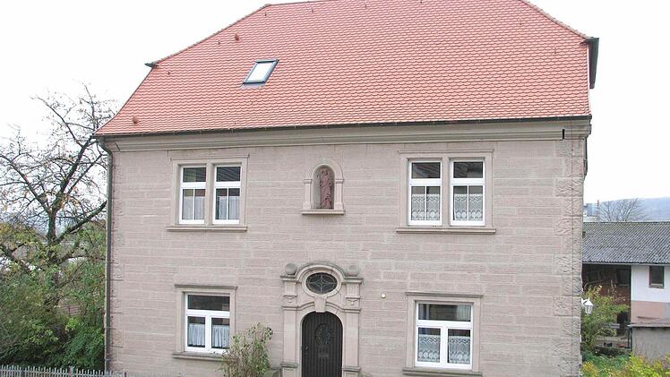 Das Jugendhaus in Steinbach: Besonders auffällig ist das neue Dach.  Foto: Ralf Naumann