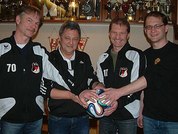 Sie hatten großen Anteil am Meistertitel des SV Nurn in der Saison 1988/89: Edwin Schuberth, Trainer Reinhard Deuerling, Helmut Schuberth und Christian Schuberth (von links). Foto: Hans Franz
