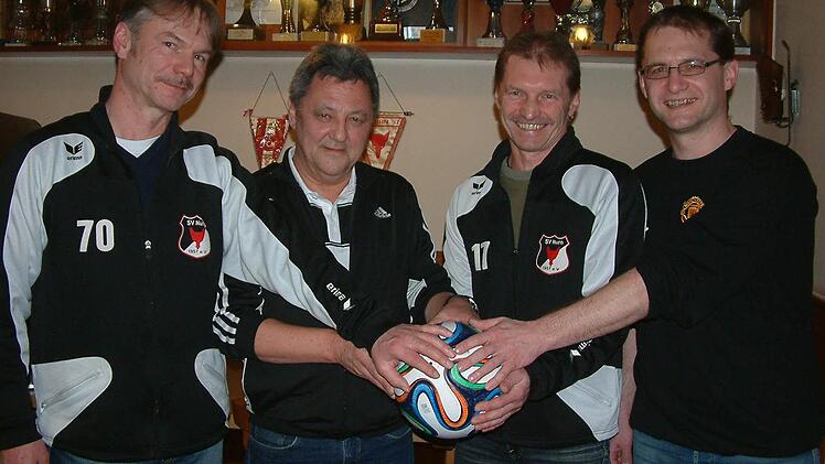 Sie hatten großen Anteil am Meistertitel des SV Nurn in der Saison 1988/89: Edwin Schuberth, Trainer Reinhard Deuerling, Helmut Schuberth und Christian Schuberth (von links). Foto: Hans Franz