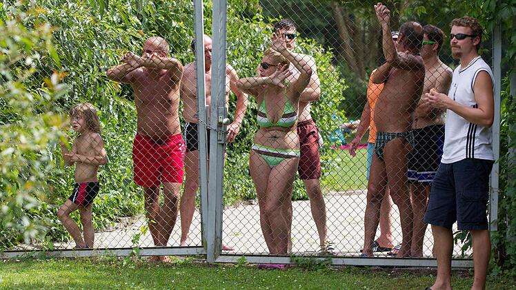 So macht Fußballschauen Spaß: Zaungäste vom angrenzenden Redwitzer Schwimmbad wagen nach einer Abkühlung im Becken einen Blick auf die Landesligabegegnung. Foto: Heinrich Weiß