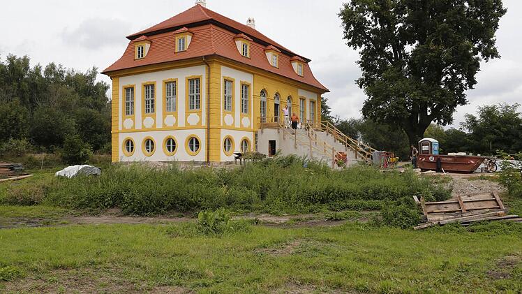 Die neue Freitreppe nach altem Vorbild steht im Rohbau und unterstreicht den Schloss artigen Charakter des Bauwerks.