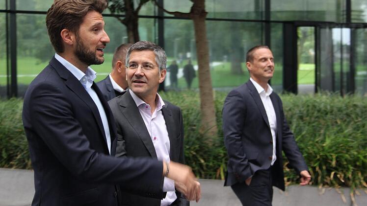 Bayern-Sportdirektor Marko Pesic im Gespräch mit Adidas-Boss Herbert Hainer