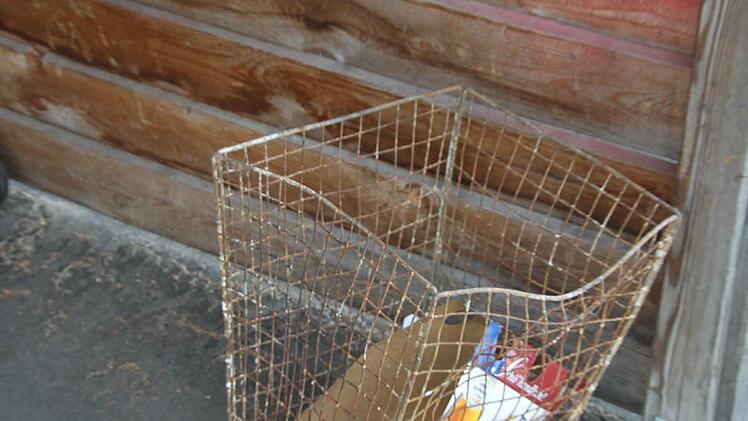 Der alte Mülleimer ist ziemlich hinüber. Ein neuer wäre schön, finden die Skater Foto: Sonja Adam