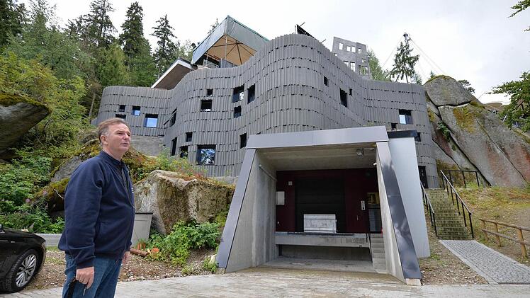 Der Hintereingang mit Lastenaufzug Foto: Ronald Rinklef