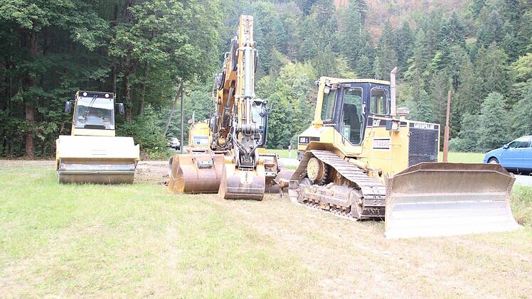 An der Felsnase stehen die Baumaschinen schon bereit.  Foto: Friedwald Schedel