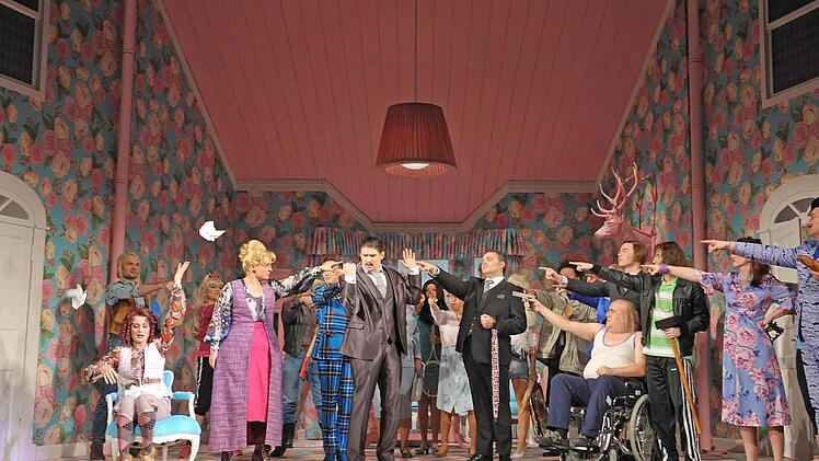 Szene aus der Neuinszenierung von Otto Nicolais "Die lustigen Weiber von Windsor" am Landestheater Coburg. Foto: Andrea Kremper