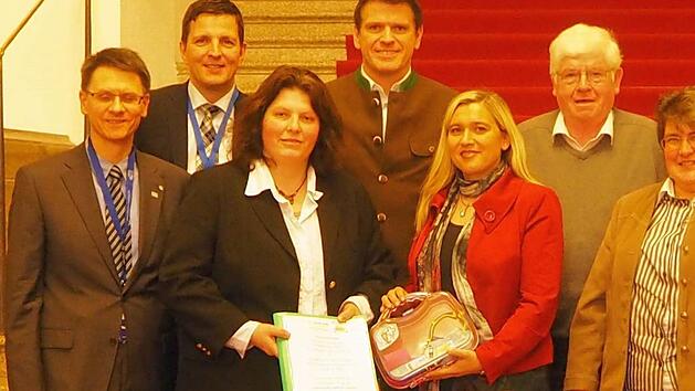 Bei der &Uuml;bergabe der Unterschriftenliste (von links): die Vertreter der KVB Christian Pfeiffer und H. Besel, FU-Vorsitzende Simone Berger, MdL Steffen Vogel, Staatsministein Melanie Huml, CSU-Gesch&auml;ftsf&uuml;hrer Manfred Fausten, CSU-Vorsitzende Gabriele R&ouml;gner und CSU/FU-Schatzmeisterin Elisabeth Garreis Foto: privat