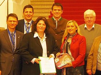 Bei der &Uuml;bergabe der Unterschriftenliste (von links): die Vertreter der KVB Christian Pfeiffer und H. Besel, FU-Vorsitzende Simone Berger, MdL Steffen Vogel, Staatsministein Melanie Huml, CSU-Gesch&auml;ftsf&uuml;hrer Manfred Fausten, CSU-Vorsitzende Gabriele R&ouml;gner und CSU/FU-Schatzmeisterin Elisabeth Garreis Foto: privat