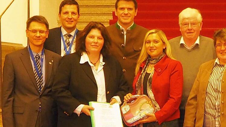 Bei der &Uuml;bergabe der Unterschriftenliste (von links): die Vertreter der KVB Christian Pfeiffer und H. Besel, FU-Vorsitzende Simone Berger, MdL Steffen Vogel, Staatsministein Melanie Huml, CSU-Gesch&auml;ftsf&uuml;hrer Manfred Fausten, CSU-Vorsitzende Gabriele R&ouml;gner und CSU/FU-Schatzmeisterin Elisabeth Garreis Foto: privat