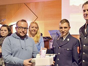 Spendenübergabe: Benedikt Wehner (von rechts) und Stefan Wehner vom Zahlbacher Feuerwehrverein übergeben 2000 Euro an Ariel Karwacki von der Helfer-vor-Ort-Gruppe Burkardroth. Foto: Kathrin Kupka-Hahn