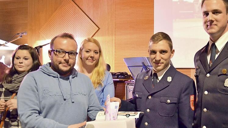 Spendenübergabe: Benedikt Wehner (von rechts) und Stefan Wehner vom Zahlbacher Feuerwehrverein übergeben 2000 Euro an Ariel Karwacki von der Helfer-vor-Ort-Gruppe Burkardroth. Foto: Kathrin Kupka-Hahn