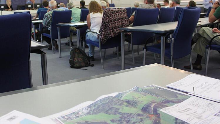 Die Pläne auf dem Tisch beim Erörterungstermin im großen Sitzungssaal des Landratsamtes. Foto: Popp