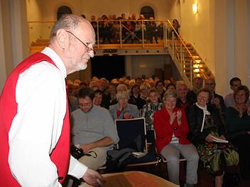 Die Lacher hatte Reinhold Schmitt in St. Gereon den ganzen Abend auf seiner Seite.  Fotos: Ekkehard Roepert