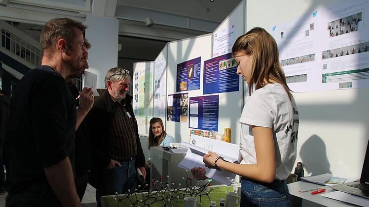 Theresa Griese vom Richard-Wagner-Gymnasium Bayreuth hat die Frage "Thermochromie - Magie oder doch  nur Chemie?" gestellt.Foto: Katrin Geyer