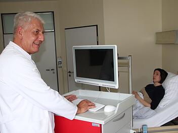 Dr. Thomas Mielke, leitender Oberarzt der Chirurgie, demonstriert die mobile Visite. Der fahrbare  Computer wird derzeit an der Prümmer-Klinik getestet. Foto: Ulrike Müller