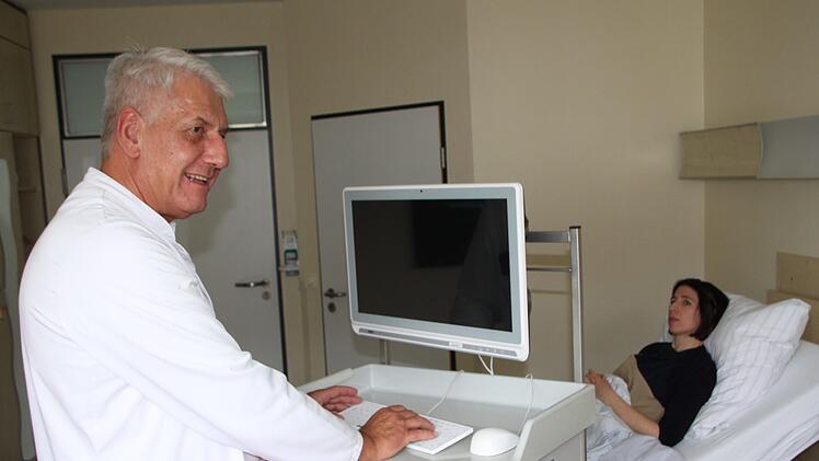 Dr. Thomas Mielke, leitender Oberarzt der Chirurgie, demonstriert die mobile Visite. Der fahrbare  Computer wird derzeit an der Prümmer-Klinik getestet. Foto: Ulrike Müller
