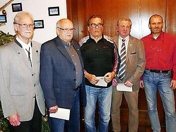 Vorsitzender und Ältestenrat mit den Jubilaren (von links): Hans Schwab, Otto Meier und Wolfgang Förtsch Foto: privat