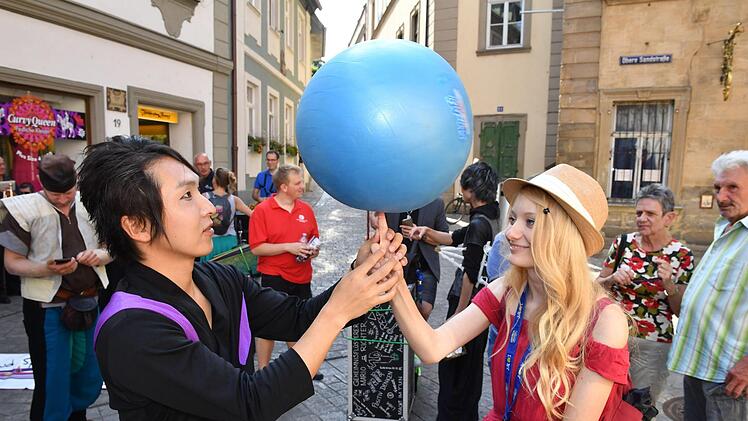Künstlerparade zur Eröffnung der 20. Auflage von "Bamberg zaubert" am 13. Juli 2018. Foto: Ronald Rinklef