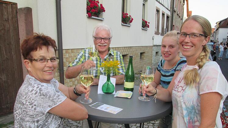 Eine Familie aus Westheim lässt sich einen edlen Tropfen gemeinsam schmecken. Winfried Ehling