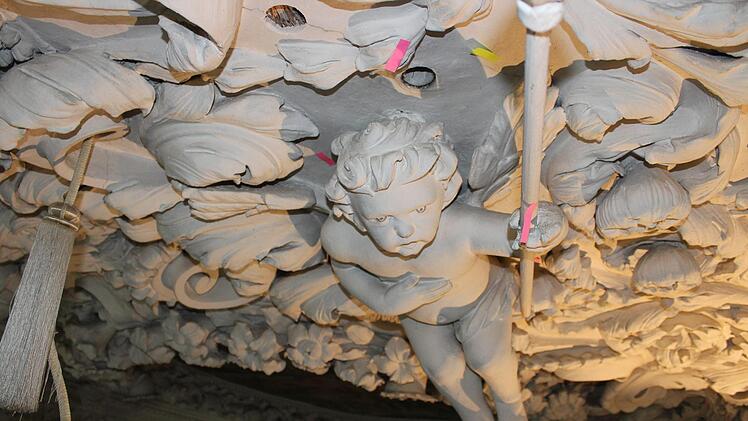 Die beschädigten Stellen der Stuckdecke werden entsprechend markiert, und in einem Plan, der die gesamte Decke zeigt, dokumentiert. Foto: Cindy Dötschel