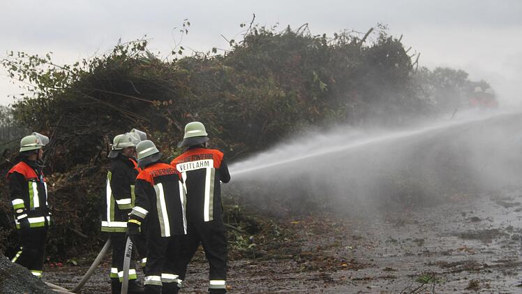 Das Grüngut stand in lodernden Flammen. 70 Feuerwehrleute waren im Einsatz.Sonny Adam