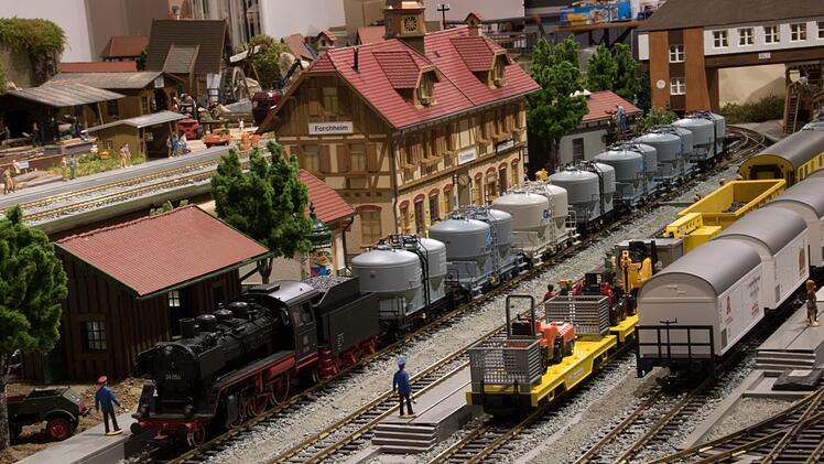 Die Eisenbahn-Ausstellung in der Kaiserpfalz zeigt ein Winterparadies mit Eisenbahnen, und historischen Lokomotiven. Fotos: Josef Hofbauerund