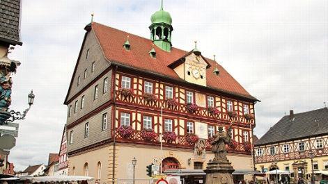Am abtrassierten Marktplatz begann die Einbahnstraße für Fußgänger.