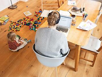 Weil die Kitas geschlossen waren, betreuten viele Eltern ihre Kinder parallel zum Homeoffice. Beiträge für den Kindergarten entstanden ihnen dennoch. Diese übernehmen im Markt Burkardroth der Freistaat und die Kommune.