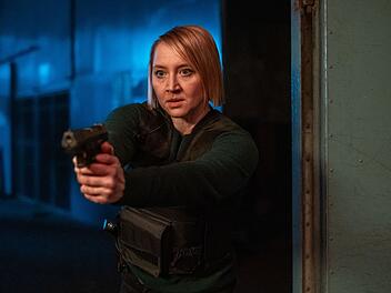 Mit grimmiger Miene, direktem Charme - und gezogener Knarre: Nora Weiss (Anna Maria M&uuml;he) wei&szlig; sich auch in ihrem zehnten Fall durchzusetzen.