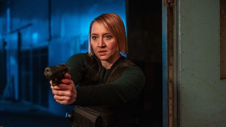 Mit grimmiger Miene, direktem Charme - und gezogener Knarre: Nora Weiss (Anna Maria M&uuml;he) wei&szlig; sich auch in ihrem zehnten Fall durchzusetzen.