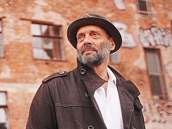 Rechtsanwalt und Singer-Songwriter Michael Heppes (62) tritt erstmals live auf.Robin Wiemer