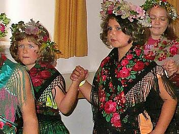 Bei der Trachten- und Trachtentanzgruppe studierten die Kinder einen Tanz ein.  Foto: Stefan Geiger