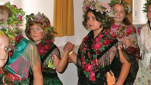 Bei der Trachten- und Trachtentanzgruppe studierten die Kinder einen Tanz ein.  Foto: Stefan Geiger