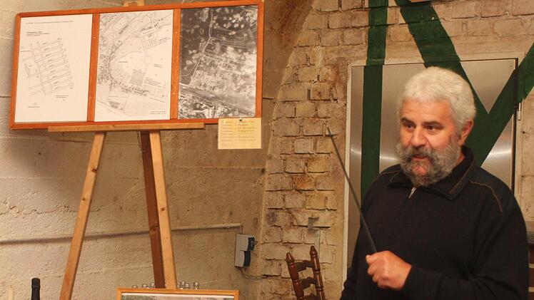 Walter Martin vom Heimatgeschichtlichen Arbeitskreis Ebelsbach erläuterte die Entstehung und die Bedeutung der Stollen zu der Zeit des Nationalsozialismus.   Fotos: Günther Geiling