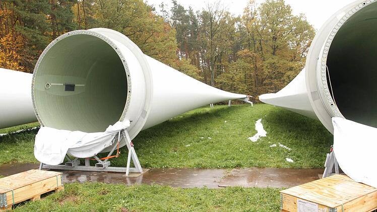 Rotorblätter am Boden: Wie es mit den hiesigen Bürgerwindparks weitergeht, ist ist seh runsicher.  Fotos: FT-Archiv