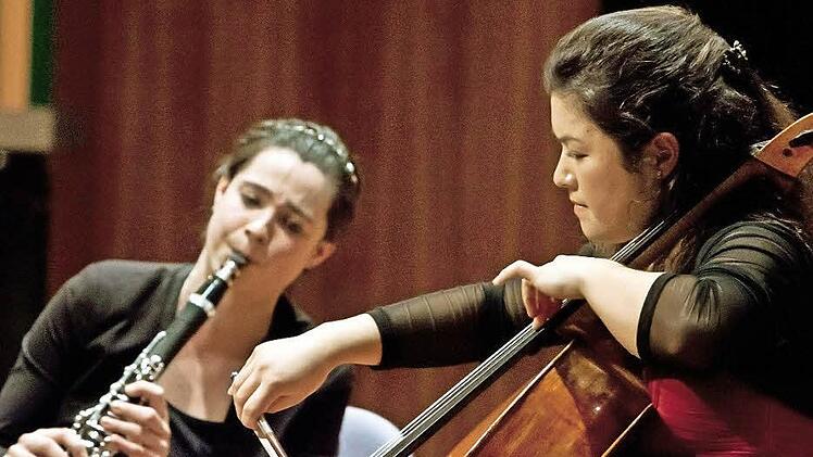 Intensiver musikalischer Dialog: Annelien van Wauwe (Klarinette) und Simone Drescher. Fotos: Jochen Berger