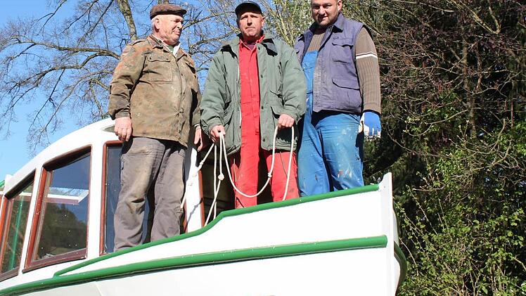 Drei Mann auf einem Boot: Valentin Dercho, Norbert Gerner und Mario Dörr. Foto: Thomas Mäuser