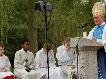 Bischof Friedhelm Hofmann am Freialtar neben dem Käppele