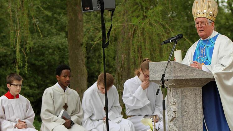 Bischof Friedhelm Hofmann am Freialtar neben dem Käppele