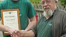 Ehrenvorsitzender Bruno Tittel (rechts) überreichte Obmann Michael Kühnel (links) das Ehrenzeichen in Bronze des Frankenwald-Hauptvereins. Foto: Klaus-Peter Wulf