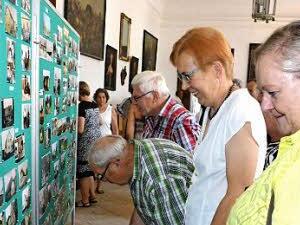 Die Bilderausstellung zum 25-jährigen Bestehen von NatFam Burgpreppach wurde von den Besuchern gerne angenommen.  Foto: Schmidt