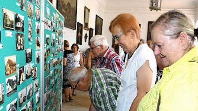 Die Bilderausstellung zum 25-jährigen Bestehen von NatFam Burgpreppach wurde von den Besuchern gerne angenommen.  Foto: Schmidt