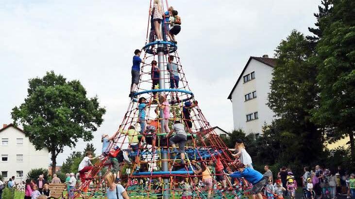 Wird auch auf dem Reundorfer Spielplatz das beherrschende Element sein: eine Kletterpyramide wie in Lichtenfels in der Breslauer Straße? Foto: Andreas Welz/Archiv