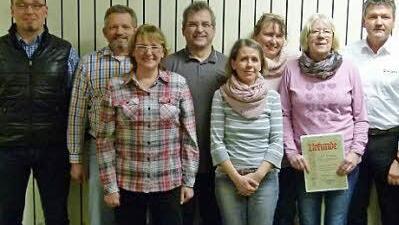 Beim TSV Bertelsdorf wurden treue Mitglieder geehrt (von links): Steffen Stächer, Uwe Schäftlein, Sylvia Schäftlein, Peter Kesch, Tanja Löffler, Anja Stächer-Kesch, Ursula Wegner, Uwe Kaiser und BLSV-Kreisvorsitzender Jürgen Rückert. Foto: Doris Weidner