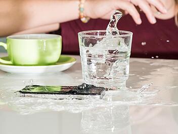 Unfreiwillige Dusche? Sollte Wasser in das Smartphone eindringen, hilft vor allem eines: Schnelligkeit: Mit ein paar Handgriffen k&ouml;nnen Nutzer versuchen. Schlimmeres zu vermeiden. Foto: Franziska Gabbert, dpa